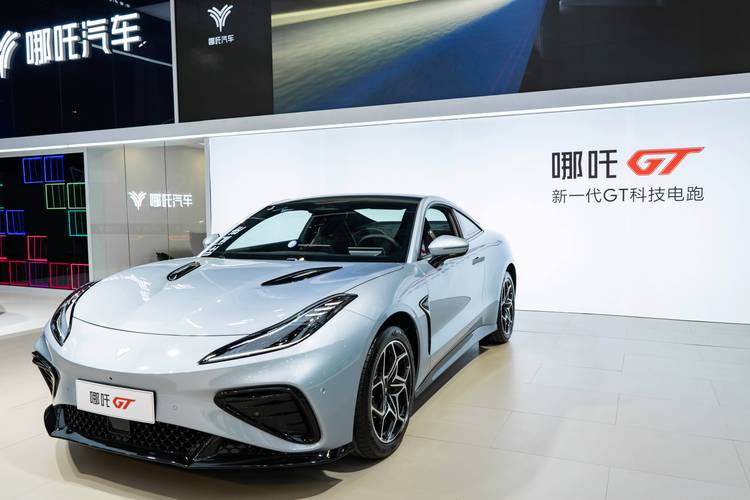 惠州336哪吒汽车在智能汽车领域的表现，领途汽车在新能源汽车市场中的影响力